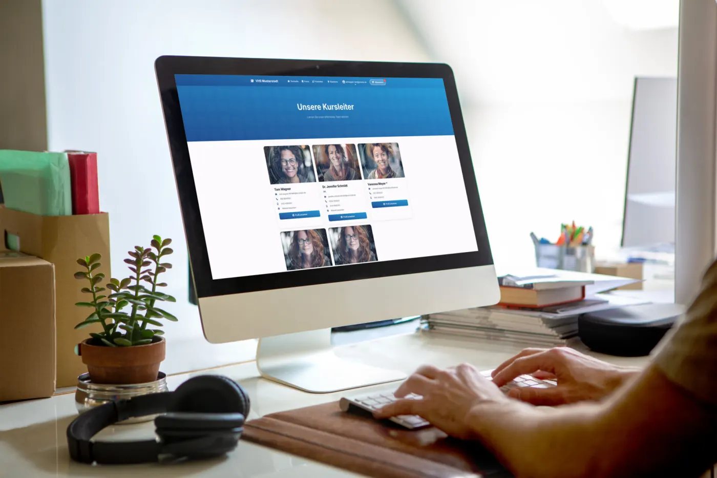 Person am Bildschirm mit der Kursleiter-Übersicht einer Kurs-Website
