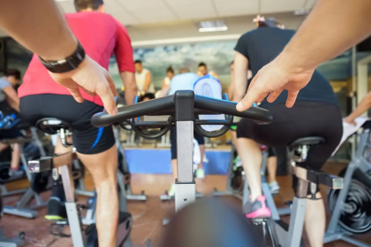 Gruppe auf Indoor-Cycling-Rädern im Kursraum