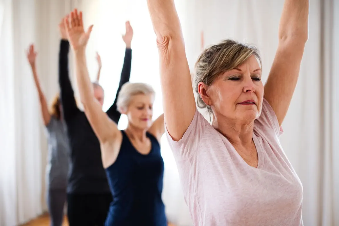 Gruppe beim gemeinsamen Gymnastikkurs im Saal