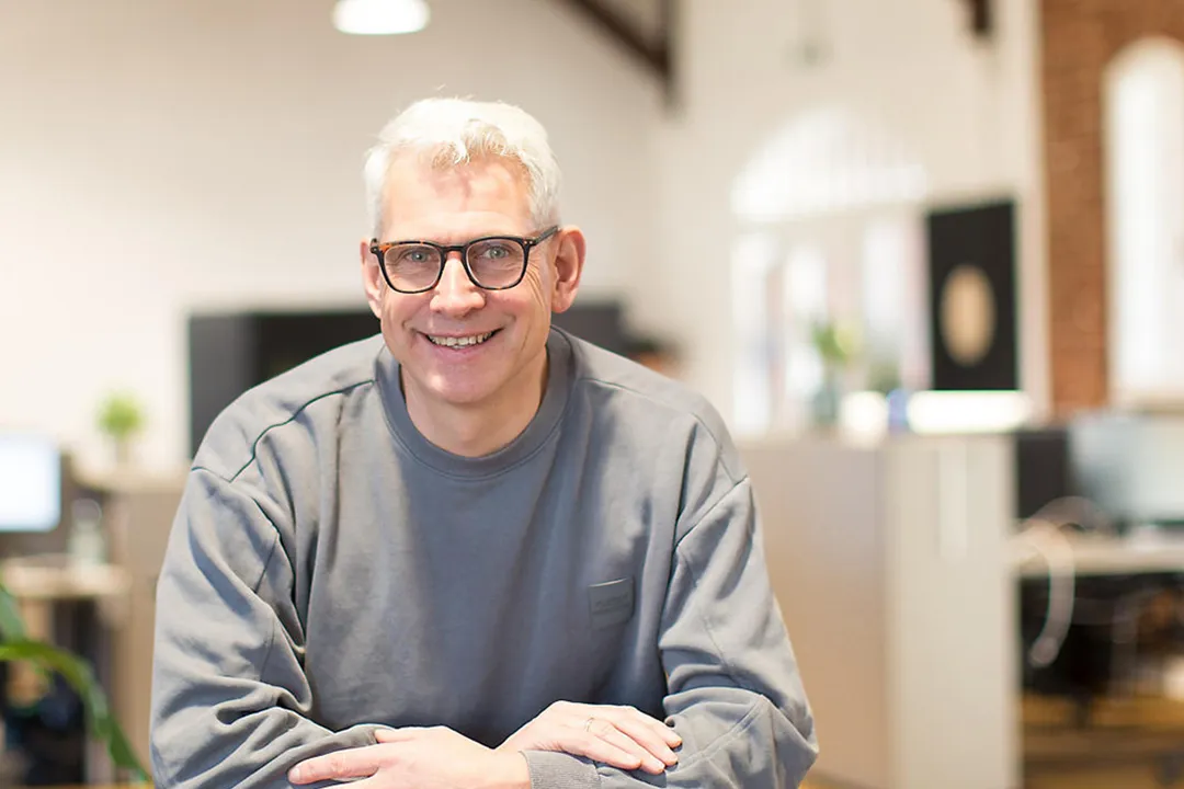 Jens Menke von Kursimple im Büro in Meppen