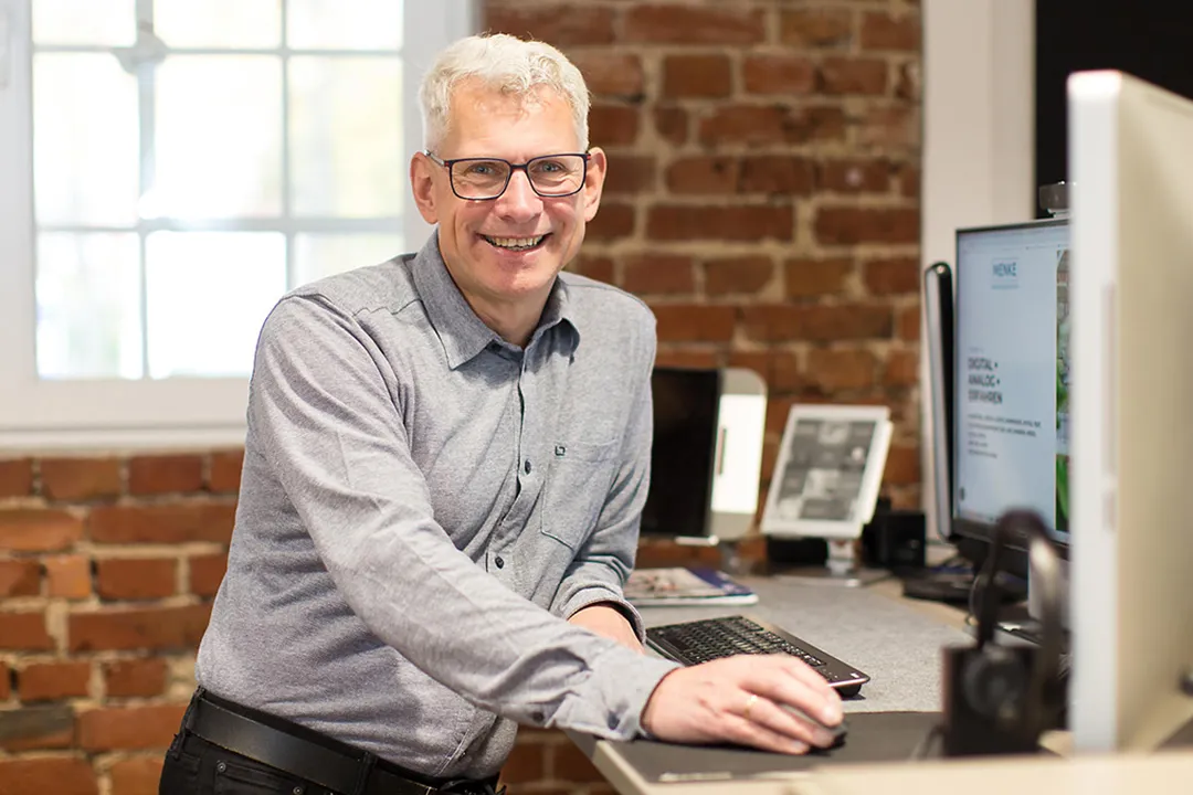 Jens Menke an seinem Arbeitsplatz in Meppen