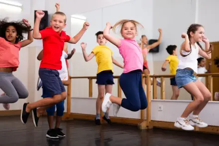 Kinder springen im Tanzraum