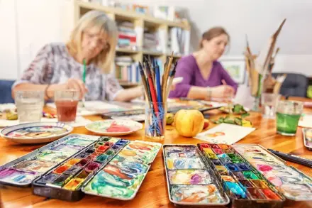 Zwei Frauen malen mit Aquarellfarben