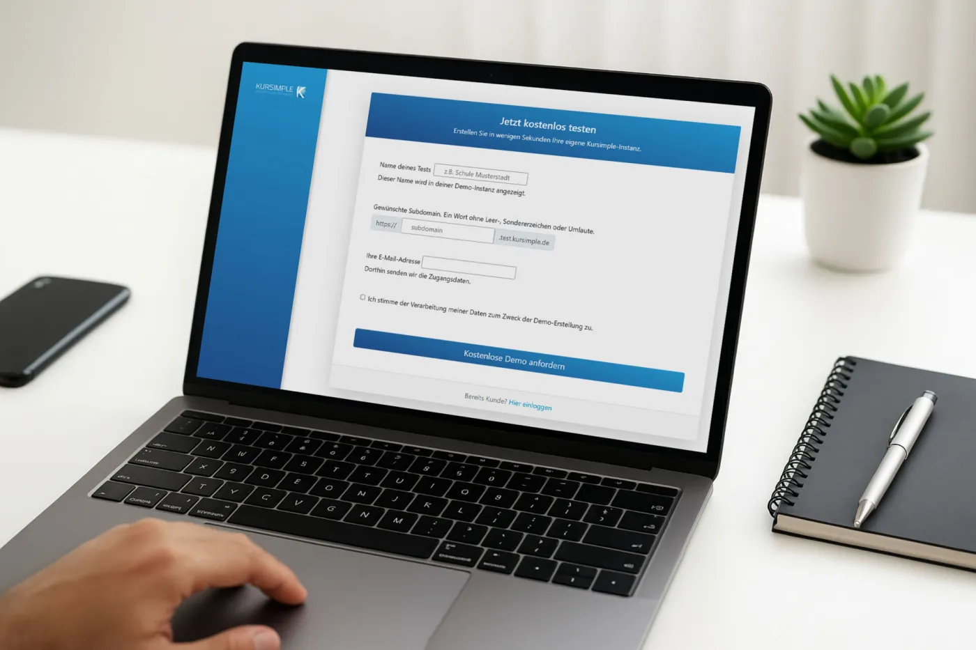 Laptop zeigt das Formular „Jetzt kostenlos testen“ mit Feldern für Name, Wunsch-Subdomain und E-Mail