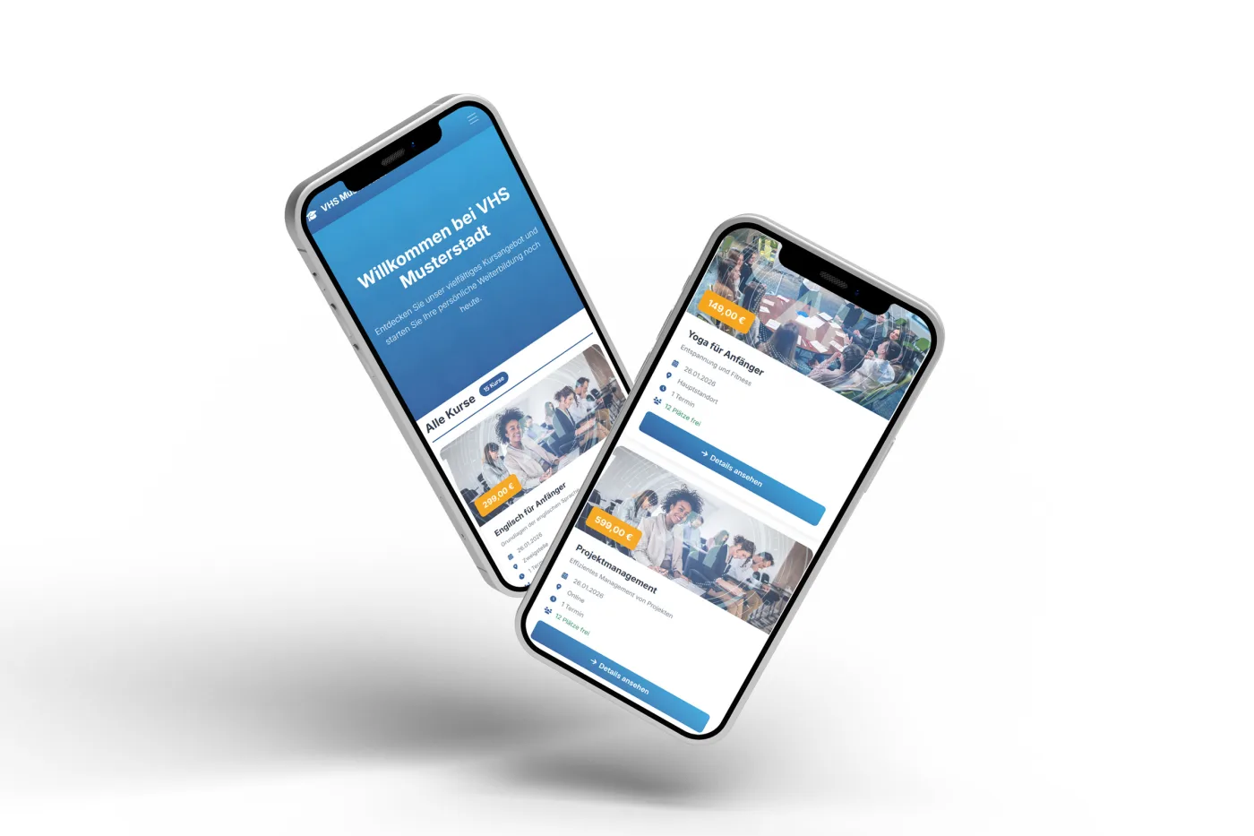 Zwei Smartphones zeigen das Kursportal: Startseite mit Begrüßung und Kursliste mit Preisen, Terminen und freien Plätzen